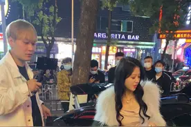 长沙解放西偶遇浙江杭州顶级富二代开着一台价值5000万的布加迪威龙敞篷跑车带着漂亮美女来解放西酒吧蹦迪，富二代亲自为美女打开车门、仪式感拉满、太温馨了吧、吸引了路过帅哥美女看着都羡慕了，坐在副驾驶漂亮美女她还会有什么烦恼呢？豪车配美女、也许这就是富人的爱情！ #长沙 #街拍 #抖音汽车 #dou是好车视频封面