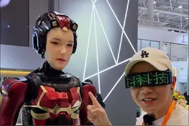 橡塑展来了个逼真的情感交互机器人 #抖科技探展 #CHINAPLAS国际橡塑展 #橡塑科技#人形机器人视频封面