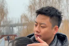 妈妈这个称呼它好像有魔法 别看她弱小的身躯 却能撑起整个家 也记不起来具体已经有多久没陪过俺妈 但今天突然发现她又多了许多白发 没事的时候咱们还是要多陪陪自己的爸爸妈妈 虽然我们在他们眼里始终是个娃娃 但他们也在随着岁月 年龄逐渐增加 今天在这给俺妈说声 辛苦了 同时也祝愿全天下的母亲 身体健康 平安幸福