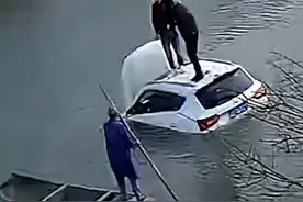 汽车不慎坠入池塘，73岁的蟹农鲍炳云大爷划船赶来，救起车顶的2人。为鲍大爷点赞！（来源：人民日报）视频封面