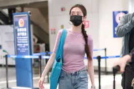 已经上大学的黄多多身材纤瘦面容姣好，网传黄多多出演电影人鱼，你支持星二代进圈出道吗#黄多多 #黄磊女儿黄多多 #孙莉 #黄忆慈 #黄多多气质
