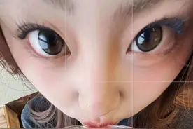 出去玩儿没必要太正常📷都来试试这个蚊子视角拍照🫰 叫你最不爱笑场的姐妹给你拍！！ #角度越刁钻拍照越好看 #拍照姿势不重样 #广角拍照姿势 #抽象拍照