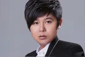 #邱永传 #江西赣州人 #江西明星 #赣州名人 #江西名人  音乐制作人 @DOU+小助手  邱永传，1988年6月2日出生于江西省赣州市，中国内地男歌手、音乐制作人。2005年，创作出第一首原创歌曲《海盟誓言》。2012年3月，因一首伤感情歌曲《十一年》而成名。7月，与向银莹合作演唱并发行歌曲《伤心你的堕落》。2014年9月，发布伤感歌曲《十二年》，发布仅一天的时间便获得了音乐飙升榜第一名、音乐网络红歌榜第一名。2024年9月，发行原创歌曲《十三年》，发布当天获得了酷狗音乐飙升榜。视频封面