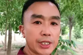 “你吃下的不是饭，而是一口一口喂进去的病”，这句警示之言，精准刺破了当代年轻人健康意识的脆弱屏障。快节奏的生活裹挟下，健康饮食逐渐被边缘化，看似方便、美味的不良饮食习惯，正悄然埋下疾病的种子。  年轻人忽视健康，首当其冲的表现便是饮食结构失衡。为了多睡几分钟懒觉，早餐常常被压缩成便利店的饭团、速溶咖啡，甚至直接省略；午餐时间被工作填满，外卖平台上高油、高盐、高糖的快餐成为首选，麻辣香锅、炸鸡汉堡、重油重辣的盖饭占据了年轻人的餐桌；深夜加班或娱乐后，一顿热气腾腾的烧烤、香气四溢的泡面，成为犒劳自己的“仪式”。这些食物看似满足了口腹之欲，却缺乏必要的膳食纤维、维生素和优质蛋白，长期食用导致营养不均衡。世界卫生组织研究显示，全球约20%的年轻人存在蛋白质摄入不足问题，而过多的盐、糖和脂肪摄入，则让年轻人成为肥胖、高血压、糖尿病等慢性疾病的潜在受害者。  除了饮食结构问题，不良的进食习惯同样不容小觑。年轻人常常因工作、娱乐而打乱正常的用餐时间，饥一顿饱一顿成为常态，这种不规律的饮食习惯会扰乱肠胃的生物钟，影响胃酸分泌和胃肠蠕动，引发胃炎、胃溃疡等消化系统疾病。还有部分年轻人追求所谓的“氛围感”，边吃饭边刷手机，注意力分散导致咀嚼不充分，加重胃肠消化负担，同时也容易在无意识中摄入过量食物。此外，“万物皆可配奶茶”“无酒不欢”成为社交新潮流，高糖饮料、酒精的过度摄入，不仅增加了龋齿、痛风的发病风险，还会对肝脏、肾脏等重要器官造成损害。  这些不良饮食习惯的恶果，正逐渐在年轻人的身体上显现。肥胖率的攀升是最直观的体现，据《中国居民营养与慢性病状况报告》显示，我国18 - 24岁年轻人的超重、肥胖率已超过30%。肥胖不仅影响外观，更是多种疾病的导火索，增加了心血管疾病、脂肪肝、多囊卵巢综合征等疾病的患病几率。消化系统疾病也在年轻群体中高发，肠胃不适、消化不良成为年轻人的“通病”，甚至一些二十多岁的年轻人就患上了严重的胃炎、肠炎。更令人担忧的是，长期不良饮食还可能影响免疫系统功能，使年轻人更容易受到病毒、细菌的侵袭，身体处于亚健康状态，容易感到疲劳、精神萎靡。  “病从口入”从来不是危言耸听，年轻人不应等到健康亮起红灯才追悔莫及。培养健康的饮食习惯，合理搭配饮食，规律用餐，是对自己身体负责，更是对未来生活质量的保障。毕竟，没有健康的体魄，再精彩的人生也难以绽放光彩。#食品安全