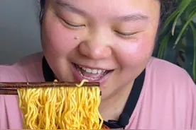 泡面小火腿肠 #大口吃面过瘾 #情绪低落吃什么好 #吃货吃货吃货视频封面