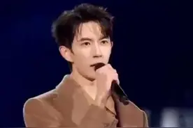 #于朦胧微博自动回复看哭网友。（上游新闻）
