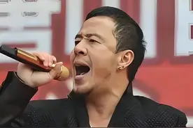 歌手杨坤篡改红色歌曲，引发全网声讨，直接冲上热搜！
