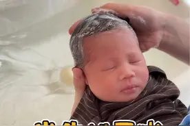 二宝和晓露姐姐一个样，睡着了雷打不动，洗头都不醒，睡眠太好了。#月子里的宝宝 #二胎视频封面