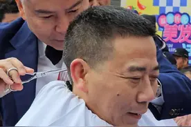 中国美发美容协会会长唐德高怀化露一手，中国好人、怀化公交15路司机杨骐铭变帅了！（全媒体记者 舒祎） #福地怀化2024年美发美食活动周#懂你的理发师视频封面