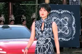 单霁翔、姚安娜现身丹寨～🫶🏻🥰 “华为二公主”身穿丹寨蜡染高定T台秀，太惊艳了吧。 出自@设计师成昊 之手，厉害啦❤🌈#单霁翔  #姚安娜 #华为二公主姚安娜 #丹寨@设计师成昊 @姚安娜Annabel视频封面