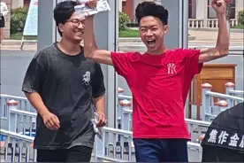 孩子出考场，家长进卖场！高考结束后，河南焦作华为门店人流火爆，考后“承诺”升温！家长：“说过考完就买，必须安排！”华为针对考生推出相关购机优惠政策，携带准考证购机还可参与抽奖。#有为青年三件套 #华为nova14 焦作广电全媒体记者可乐 廖辉杰 报道