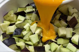 茄子切成丁淋入鸡蛋，出锅比肉还香，我家一周吃6次，鲜嫩入味