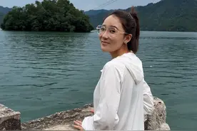 你们懂那种，就是看清了，却还继续喜欢的感觉吗，就是你已经找到答案，但你还是舍不得，一边内耗，一边自愈，一会儿想通，一会又想不通，反反复复，患得患失，折磨自己，某一瞬间情绪上头，失眠，崩溃，心痛，这种滋味，有谁懂，失望就像夜空中最暗的那片云，一点一点地蔓延，直至遮住了心中所有的星星，此时的我，身边虽然有朋友陪着散心，但整个人就像被抽走了筋骨，软软地瘫在心底，不想去触碰，也无力诉说，只剩下无尽的沉默，大笑不起来，像一道无法跨越的鸿沟……我需要时间……