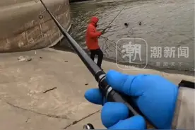 “路亚侠”立大功！男子落水被冲向水闸 钓友抛路亚竿紧紧钩住他，众人协力将其救起视频封面