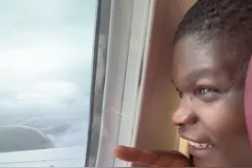 当非洲朋友第一次坐飞机，遇到气流颠簸、快把非洲朋友大象吓尿了。#第一次坐飞机