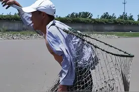 杭州钱塘区非遗项目“抢潮头鱼”，曾是钱塘江一带居民的传统习俗：抢潮头鱼的人扛着潮兜在潮前奔跑，看到有鱼，就转身一跃跳进潮中，用潮兜用力一捞，再迅速地跳出潮头。已经成为一种文化，代表着不畏艰难，顽强拼搏的精神，影响着钱塘边畔的钱塘人！ #抢潮头鱼 #钱塘江大潮 #非专业人士请勿模仿