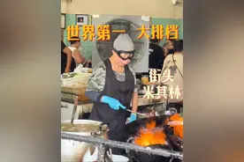 传说中凌晨开始排队五六个小时才能吃上的大排档，曼谷街头的轮胎一星。第二次回访带你吃吃看，80岁的老太太痣姐的厨艺都有哪些变化呢？#好好吃饭大赛 #抖音美食推荐官 #vk的美食日记