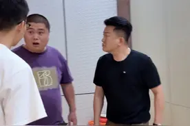 黄总去员工食堂吃饭，食堂管理员收费收到黄总头上来了，这是什么情况呢，一定要看到最后，结局真的大块人啊！#员工管理 #一定要看到最后#正能量视频封面