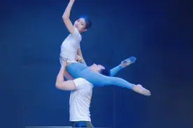 在《情罪》那略带凄美与深情的旋律中，舞台之上的一男一女舞者，宛如陷入复杂情网的恋人，用身体诉说着无尽故事。#演出现场拍摄 #台上一分钟台下十年功 #中国杂技 #每一个舞蹈生都有一个难忘的瞬间视频封面