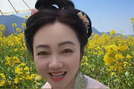天一热，花都开了，人会不会长高呢#皖上好群姐陪你看安徽 #旅行推荐官 #黟路上有你 #一本正经飚方言 #古装 @黟县文旅视频封面