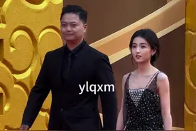 #张子枫 黑色镶钻吊带长裙亮相华表奖红毯 好漂亮🥰视频封面