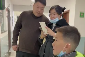 艺博很坚强，没哭，车子是直接撞到他腿了，还好没啥事，就是吓到了！#艺博云天 #小暖男视频封面