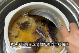 “瘦肉水”别的地方我不知道，我们这的白大褂都叫多喝，不挑体质不挑季节不挑人群。它在广东汤里面有着很重要的位置，尤其是🈶小朋友的家庭，奶奶们在煮饭的时候就都会炖上一碗，鲜甜无比。最简单瘦肉+陈皮或瘦肉+姜就已经非常不错，可以给点蜜枣好入口）#南北饮食大不同 #广东炖汤#羊肚菌炖汤做法 #瘦肉水怎么炖适合小孩