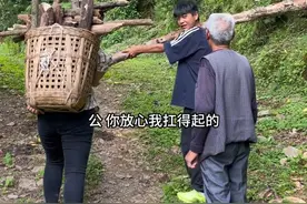 看着孩子我心里感到欣慰。#我的摆摊日记 #乡村生活主打一个不能闲着 #把农村的日子过得有声有色 #新农人计划2025 #乡村生活也可以充满诗意