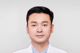 骨折以后患者经常问我“程医生，想要我的骨头长得快我应该注意什么?”不要划开，今天程医生用1分钟告诉你这个答案，记得点赞收藏，以免需要的时候找不到。上期我们讲了骨折愈合 的三个阶段,这一期我们继续讲“骨折愈合的关键因素!”#骨折 #骨折康复 #骨折恢复记录 #抖音创作季 #硬核科普dou来说 @DOU+小助手