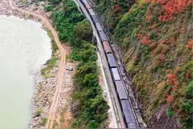 宝成铁路货运列车沿嘉陵江大峡谷而下；进入陕西略阳县徐家坪白崖古栈道遗址段#想去的地方总有一天会抵达  #沿途风景随拍 #宝成铁路 #旅行足迹 #我是陇南文旅推荐官视频封面