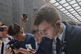 捐赠618张抗战历史照片的法国小伙马库斯一行参观“七三一陈列馆”，用中、英、法语写下“和平与正义”#抗战胜利80周年 #我们的胜利 #媒体精选计划#山河见证#白山黑水红色传承