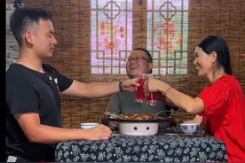 临出门前，儿子装作不经意地叮嘱：“爸妈，干不动活不要硬撑，等我回来一起干”语气平淡如常。洗干净的鞋，存钱箱里的钱，这些细碎的举动，没有华丽的辞藻，没有惊天动地的誓言，却将一个儿子最深沉的爱，化作生活里最朴实的守护，有这样懂事的孩子，作为父母再苦再累也值得#我的乡村生活 #新农人计划2025 #乡村生活也可以充满诗意#惬意的乡村生活#乡村生活家