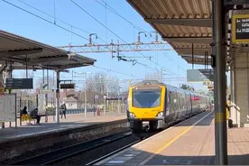 利物浦南部小火车站South Parkway 利物浦 South Parkway 站（Liverpool South Parkway） 是一个重要的交通枢纽，位于英国利物浦的 Garston 区，主要服务于铁路和公共交通换乘。  基本信息 •位置：Garston, Liverpool, 英国 •运营公司：Merseyrail、Northern、Transport for Wales •站台数量：6个 •开通时间：2006年，由原来的 Allerton 站 和 Garston 站 合并而成  主要功能 1.铁路换乘枢纽 •该站连接 Merseyrail 的北方线（Northern Line）和 西海岸主线（West Coast Main Line），可前往 利物浦市中心、曼彻斯特、伯明翰、伦敦等地。 2.机场连接 •是利物浦约翰·列侬机场（Liverpool John Lennon Airport） 主要的铁路换乘点。 •车站外有多个公交线路，可快速前往机场（约10-15分钟）。 3.公交换乘中心 •车站集成了巴士站，连接利物浦及周边地区。#利物浦 #火车站视频封面