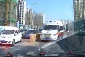 道路行驶到拥挤路段，婚车远远停下为对面救护车让行！#道路 #感人瞬间 #救护车视频封面