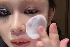 经常教你们画眼妆，今天就教你们怎么正确的卸眼妆 收到这个眼唇卸的宝子在哪里！视频封面