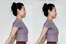 2个动作告别拜拜肉，夏天自信穿吊带！ 手臂松弛的元凶是肱三头肌无力！这块肌肉占大臂60%，一旦松弛就会显臃肿。 🔥脂肪无法局部减，但紧致线条靠肌肉支撑：针对性强化肱三头肌（手臂后侧），能视觉收紧维度，还能让体态更加挺拔。 ✨每天坚持，随时随地开练，练习过程中手臂酸、热热的，说明你的肌肉正在“努力”，坚持住，想象自信露出纤细修长的手臂吧！ 别再盲目甩手臂，科学体态塑性才是关键～  #夏日减脂大作战 #肩颈疏通 #运动健身 #体态纠正 #居家锻炼