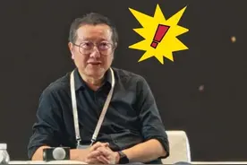 #刘慈欣魔改三体遭AI回怼 9月20日，2025科幻星云嘉年华活动现场，刘慈欣不介意修改《三体》遭AI回怼。对于AI是否会“杀死”科幻作家的问题 ，#刘慈欣说AI有能力实现科幻梦想， #刘慈欣说AI有望突破人类文明天花板 #刘慈欣 #科幻