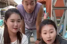 美女单手抓鸡蛋七个，自称手大是弹钢琴的。#时代小哥