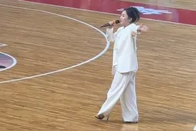 贵州人爱贵州 杨雯梓在铜仁万山体育馆演唱一首《贵州人爱贵州》唱完全场沸腾了#贵州人爱贵州 #杨雯梓 #抖音小助手dou上热门 @杨雯梓（天生兄妹）视频封面