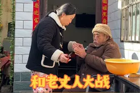 九零后小伙每天照顾老丈人，天天上战场一样，场场不一样。媳妇心疼又愧疚哎……#农村生活 #这是我家老人 #老丈人和女婿视频封面
