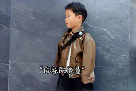 当别人三代人拧成一股绳，冲锋陷阵的时候，你家三代还在为谁洗碗，吵得鸡飞狗跳，当别人家整合资源给孩子铺路时候，你家的能量，全耗在内部的拔河比赛上了，不是输在起跑线，是别人起跑时，你家还在踩跑道，最可怕的，其实不是什么资源匮乏的，而是把本该攻城略地的兵力，全都浪费在窝里斗儿的硝烟里了，摧残家人的手，是接不住递来的希望的，打散亲情的拳，也聚不齐突围的力量。真正拉开人生差距的，不是银行卡的余额，而是你推开家门时闻到的味道，是战鼓还是硝烟#宝妈 #带娃 #三代人总有一代人要努力 #努力的意义 #家庭教育视频封面