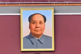 天安门翻修期间，博主意外拍到了这些照片...网友：国徽下屹立着工人挺直的脊梁！视频封面