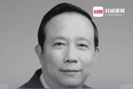 "菊乐"品牌创始人童恩文去世，部分退休员工自发前往公司送花悼念："是很好的老总，对我们员工也很好"，目前菊乐股份官网已变为黑白色调视频封面