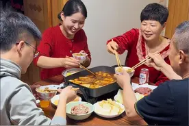 寒冷的冬天，一家人坐在一起吃顿热乎的火锅，唠唠家常聊聊天就觉得很幸福。#冬天的灵魂是在家吃火锅 #记录真实生活 #东北农村生活 #我的生活日记视频封面