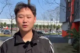 #武汉升学资讯 武汉2025年入学招生政策大揭秘！关乎每个孩子的未来  千万别错过！今年武汉的入学招生政策大揭秘，关乎每个孩子的未来。入学招生公平公正最重要，以区为主，免试就近，公办民办同步招生，每个孩子都能有学上。不许考试选拔，不看证书，就看户口和居住证。孩子6岁就该上学啦，身体不好需要缓学？没问题，家长向教育局申请就行，但不能在家自学代替义务教育哦。 二胎三胎家庭有福利，在不择校的情况下，可以申请让孩子们在同一所公办学校上学，不用担心学位年限限制，方便照顾。主要还是就近对口划片，但有些地方会试点多校划片，热点学校摇号分配名额，比如钟家村寄宿小学武珞路实验初中，这些热门学校摇号名额可能会变少，部分学校可能直接划片对口入学。 外校按招生简章来学习，管理要依法依规，学校不能超级化招生，违规注册学籍人籍分离空挂学籍造假学籍业务要及时办理，不能办虚假休学手续，严禁跨区择校，择校生不享受分配生资格，明白学校学生不算择校生。学校招生要守规矩，不能擅自招生提前招生超计划招生超范围招生，不能新生末地考试，不能分重点班，严禁违规收费。 这些政策关乎孩子上学的大事，一定要了解清楚。如果你还有其他疑问，或者想了解更多细节，赶紧在评论区留言，我们一起聊聊。有升学择校想法的家长，也可以戳我头像，一起探讨。#武汉升学规划 #武汉教育 #学区划分 #不内卷不内耗视频封面