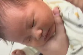 32天宝宝呛奶，家里人以为是睡着了  意外就在一瞬间，那么猝不及防，刚出月子宝爸让我出去散散心，他自己在家带宝宝。我在楼下溜达了不到1小时回家，等我回家的时候，宝爸告诉我宝宝喝完奶，给她换尿不湿的时候奶从鼻子里窜出来了，然后宝宝就睡了，我回来一看觉得有点不对劲，想叫醒她，可是叫不醒，我就慌了，立马凭着记忆里的海姆立克急救，不专业的手法，抱起来拍打着宝宝，宝宝还是没有反应，是不是宝宝真的睡着了，我当时感觉天都塌了一样，心想准备打120了，这时宝爸弹了一下宝宝脚底，宝宝突然大哭一声，我的心才放下了。我现在喂奶都有阴影，我怕极了，我怕她吃的急了，呛了两次我都哭了，我吓坏了，真的好无助啊#呛奶