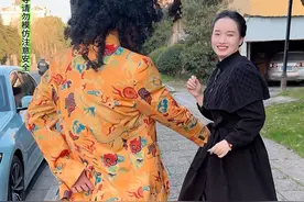 难道这就是大家所说的给你个眼神自己体会#搞笑#接娃放学 #惊不惊喜意不意外视频封面
