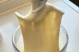 在家用绞肉机轻松做凉皮 非常的筋道，不管是拌着吃还是卷着吃都很棒﻿#自制凉皮 #绞肉机美食 #我的厨房日记 #卷凉皮