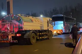 淄博扫雪车为今晚的暴雪提前做好预案，原地待命只为第一时间出动 ！保障居民正常生活，不愧是淄博#淄博 #城市建设 #扫雪 #暖心 #正能量视频封面