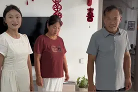 自从上次骗公公吃完鲱鱼罐头以后，现在公公吃啥东西都是先闻闻，开始变的谨慎了。其实做父母的不在乎儿女送的礼物多么贵重，而是有那份孝心，今天看到两位老爸，穿上新衣服那种发自内心的笑，我俩也特别开心。 #我的乡村生活